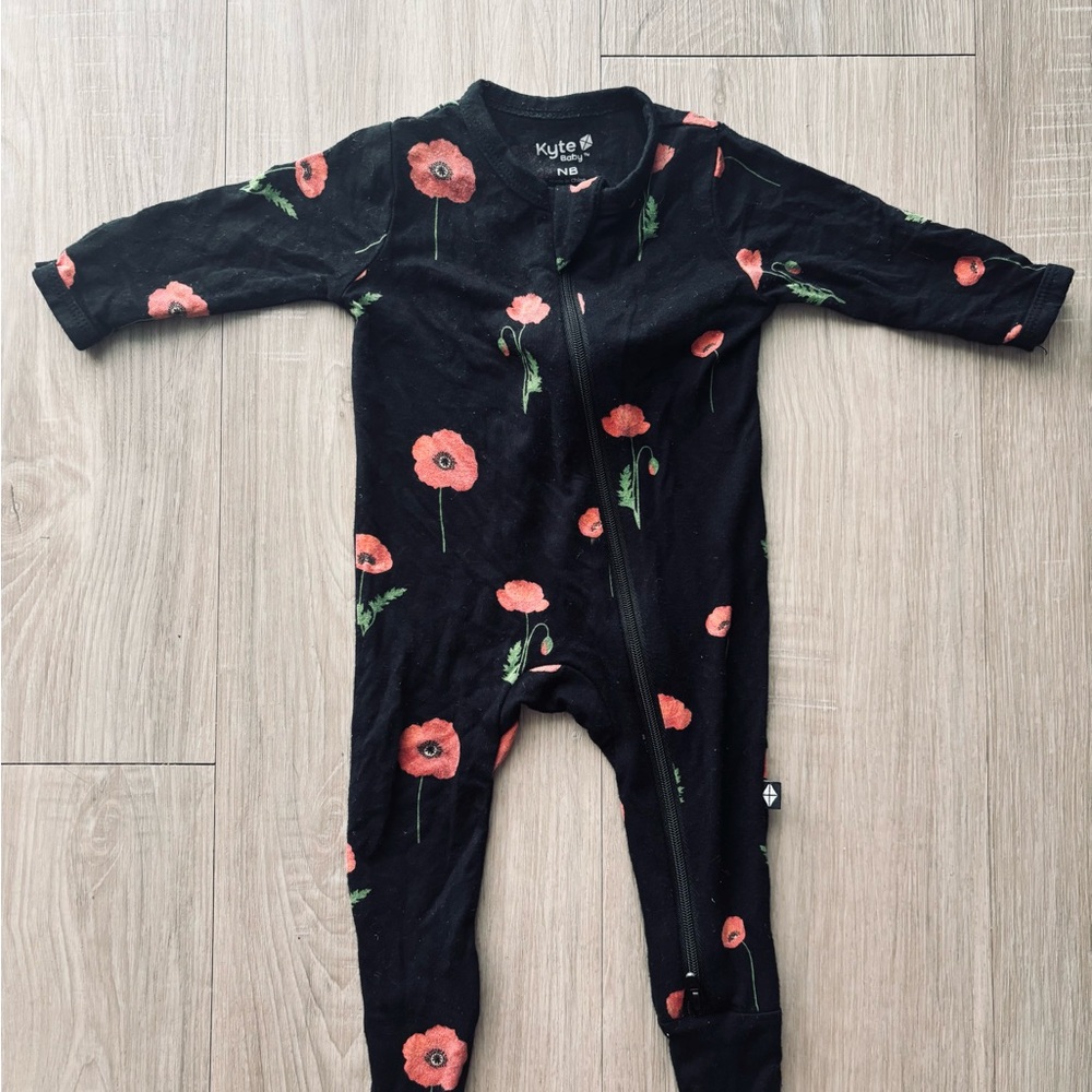 Kyte Baby Black Poppy NB Floral Bamboo Girls One Piece Footie Zipper